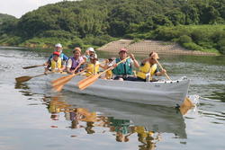 はじめにＥボートの準備をしました。組み立てたり空気を入れたりして安全点検をしたら、ライフジャケットを身に付けて、いよいよさくら湖にボートを浮かべて水上探検です。<br />はじめはなかなか上手くボートが進みませんでしたが、時間が経つにつれ慣れてくると各ボートから笑みがこぼれていました。<br />さくら湖の風を感じながらボートを漕いで、遠くに三春ダム管理所と堤体も見ることが出来て、とっても気持ちよさそうでした。