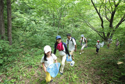 向山森林公園の山をのぼり、いざ昆虫探しへ！どんな昆虫が見つけられたかな？<br />かぶとむしやクワガタなど人気の昆虫が見つかると歓声をあげて喜んでいました。