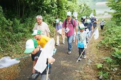 インストラクターの先生から、トラップの掛けかたや虫の習性などを教えていただきました。<br />採取したカブトムシやクワガタムシに、ご満悦！