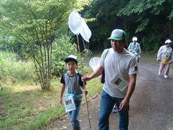 三春ダム管理所　近くの　向山森林公園で昆虫観察を行いました。<br />虫捕り網・カゴを持って、どんな虫がいるのかワクワクしながら、お父さん・お母さんと散策しました。<br />インストラクターの先生からは、カブトムシやクワガタの好きな木の種類やトラップの作り方を教えていただきました。