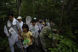 三春ダム管理所　近くの　向山森林公園で昆虫観察を行いました。<br />インストラクターの先生からカブトムシやクワガタの特性や集まりやすい木の種類などを教えていただきました。<br />当日は雨上がりだったせいか、なかなか虫を見つけることができず残念そうな子供たちでしたが、さくら湖周辺で観察できる虫の標本を見て、たくさんの種類の虫を確認していました。