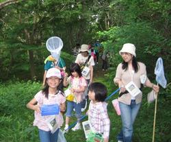 インストラクターの先生より、注意事項や昆虫の採り方の話を聞き、向山森林公園に昆虫観察に行きました。<br />子どもたちは、急な登り道もがんばって歩いていました。<br />みなさん、捕まえた昆虫は大事に育ててくださいね。