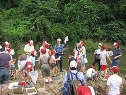 三春ダムに流れて来る大滝根川（柴原）に住む、水生生物を観察しました。<br />腰まで水につかり、川岸の水草の下の方に網を置き足でワサワサと網の方にたぐり寄せていきました。<br />ドジョウやオイカワ、タロモコなどの魚のほかにコオイムシやコオニヤンマなど多くの生物を捕まえることができました。<br />最後にインストラクターの先生から、魚やヤゴの飼い方やそれぞれの特徴を教えていただきました。<br />川にはたくさんの生き物が住んでいます。川を汚さないように気をつけようね！