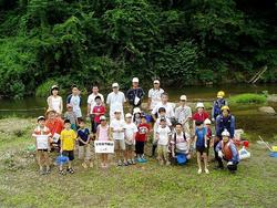 三春ダムに流れて来る大滝根川（柴原）に住む、水生生物を観察しました。<br />そっと川を見てみると魚たちが泳いでいる姿が見えました。<br />網を片手に水草の辺りを足でガサガサしてみるとコオニヤンマやオニヤンマなどのヤゴやドジョウ、トウヨシノボリなどの魚を捕ることができました。<br />漁協の方にも協力していただき投網でオイカワやハヤなどを捕っていただきました。産卵期のオイカワはきれいな青とオレンジ色をしていました。<br />最後に大滝根川に住んでいる水生生物の特徴や今日捕った魚やヤゴなどの飼い方などをインストラクターの先生から教えていただきました。