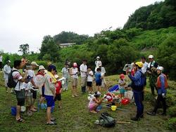 三春ダムに流れて来る大滝根川（柴原）に住む、水生生物を観察しました。<br />そっと川を見てみると魚たちが泳いでいる姿が見えました。<br />網を片手に水草の辺りを足でガサガサしてみるとコオニヤンマやオニヤンマなどのヤゴやドジョウ、トウヨシノボリなどの魚を捕ることができました。<br />漁協の方にも協力していただき投網でオイカワやハヤなどを捕っていただきました。産卵期のオイカワはきれいな青とオレンジ色をしていました。<br />最後に大滝根川に住んでいる水生生物の特徴や今日捕った魚やヤゴなどの飼い方などをインストラクターの先生から教えていただきました。