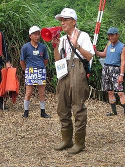 大滝根川の川の中に住む魚や水の底にいる水生生物を観察しました。<br />オニヤンマのヤゴやどじょう、オイカワなど<br />多くの水生生物を観察することができたようです。<br />思った以上に多くの生き物を身近に感じることができて驚いていました。