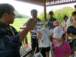 いろいろな植物を観察しながら歩き、三春の里田園生活館の駐車場でクラフト工作をしました。<br />葉っぱで船やお面などを作りました。その後、石畑水生生物観察園まで行き、笹舟を流したり、水生生物を観察しました。