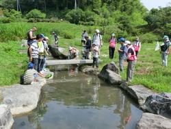 いろいろな植物を観察しながら歩き、三春の里田園生活館の駐車場でクラフト工作をしました。<br />葉っぱで船やお面などを作りました。その後、石畑水生生物観察園まで行き、笹舟を流したり、水生生物を観察しました。