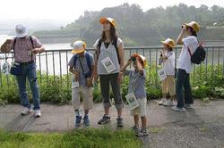 朝から蒸し暑くジリジリと太陽が照りつける中双眼鏡を片手に野鳥観察をしました。<br />鳥の鳴き声に耳を傾けたり、鳥の種類によっての飛び方の違いなどを教えて頂きました。